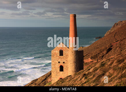 Wheal Coates Engine House, St Agnes, wird von der Sonne beleuchtet. Stockfoto