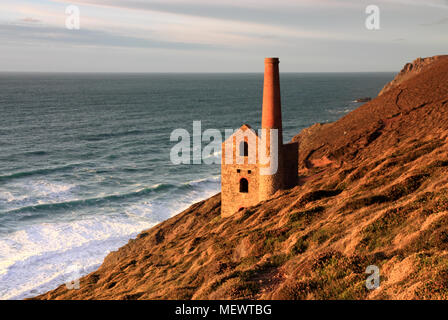 Wheal Coates Engine House, St Agnes, wird von der Sonne beleuchtet. Stockfoto