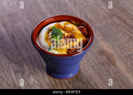 Eis mit Walnuss serviert mint Stockfoto