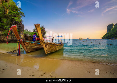 Thailändischen Longtail Boote an der Koh Hong Island in Thailand geparkt Stockfoto