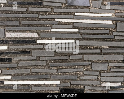 Hintergrund oder Hintergrundbild von Gehweg aus Beton mit mix Farbe dekoriert, Schwarz, Weiß und Grau, Schutt oder Rest oder Schrott, aus Granit oder Marmor Fliesen sie in die Horizontale abstraktes Muster Stockfoto