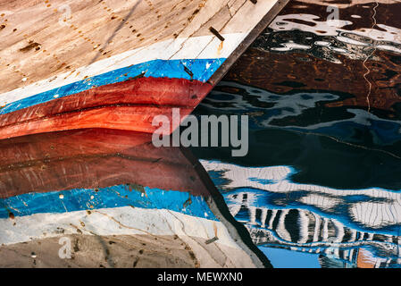 Boote und ihrer abstrakten Reflexion im Wasser Stockfoto