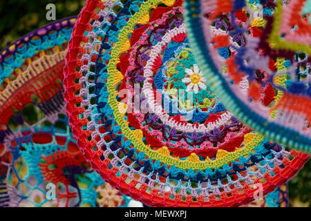 Gestrickte Mandala, die buddhistische Darstellung der Ganzheit oder Universalität zu hängen von den Bäumen an Yarndale, Skipton, North Yorkshire, UK. Stockfoto