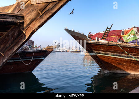 Die traditionellen hölzernen Dhow Kreuzfahrt über den Creek mit Blick auf die Skyline von Dubai, Vereinigte Arabische Emirate Stockfoto