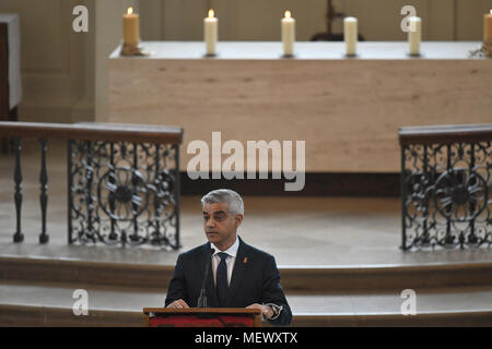 Bürgermeister von London Sadiq Khan Sprechen während der Gedenkfeier in St. Martin-in-the-Fields in Trafalgar Square in London den 25. Jahrestag der Ermordung von Stephen Lawrence zu gedenken. Stockfoto