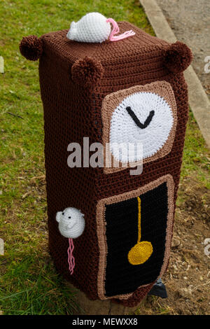 Hickory Dickory Dock mit Mäusen, läuft die Uhr in einen gestrickten Szenario auf Anzeige an Yarndale, Skipton, North Yorkshire, UK. Stockfoto