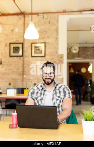 Arbeiten mit Laptop Stockfoto