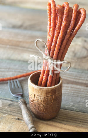 Geräucherte Würstchen auf dem hölzernen Hintergrund Stockfoto