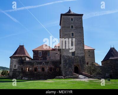 Wasserschloss Svihov, Turm, Dach, Rasen, sky Stockfoto