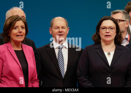 Die rheinland-pfaelzische Minister? Präsident Malu Dreyer, Olaf Scholz, Bundesminister für Finanzen Vizekanzler, und Andrea Nahles, der Vorsitzende der SPD-Fraktion im Bundestag (Deutscher Bundestag) und neu gewählte Vorsitzende der SPD (von links nach rechts) gemeinsam am Ende der Parteitag singen. Andrea Nahles, der Vorsitzende der SPD-Fraktion im Bundestag (Deutscher Bundestag) wurde gewählt, da der neue Vorsitzende der SPD (Sozialdemokratische Partei Deutschlands). Sie gewann mit 66% gegen ihren Gegner Simone Lange in einer angefochtenen Stockfoto