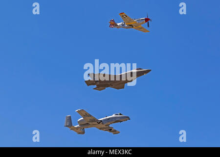 Flugzeuge Erbe Flug bei Airshow Stockfoto