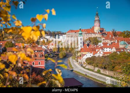 Panoramablick auf die historische Stadt Krumau mit dem berühmten Schloss Cesky Krumlov, UNESCO-Weltkulturerbe seit 1992, im Herbst Stockfoto