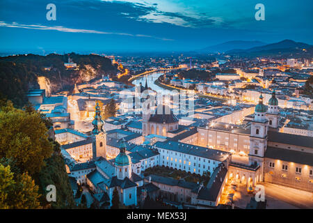 Klassische Dämmerung Blick auf die historische Stadt Salzburg während der Blauen Stunde in der Dämmerung im Sommer, Salzburger Land, Österreich Stockfoto
