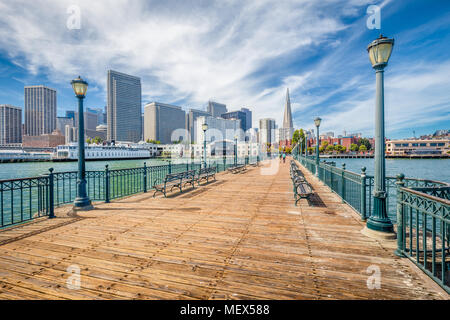 Klassische Ansicht der historischen Pier 7 mit dem modernen Finanzviertel von San Francisco an einem schönen sonnigen Tag mit blauen Himmel und Wolken im Sommer Stockfoto