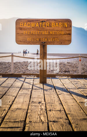 Holzschild in berühmten badwater Basin, dem tiefsten Punkt in Nordamerika mit einer Tiefe von 282 ft (86 m) unterhalb des Meeresspiegels, Death Valley National Park, USA Stockfoto