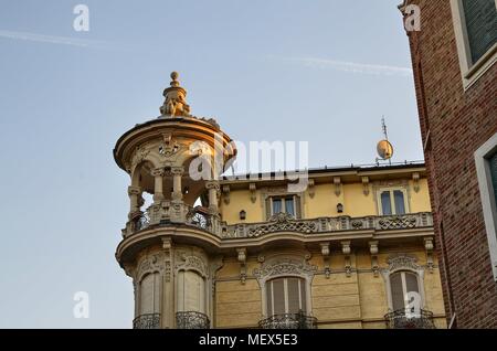 Piemont Turin, Italien, 21. April 2018 im Jugendstil Häuser in Turin: Palazzo del Faro über Palmieri Ecke via Duchessa Jolanda - Neo-Liberty Stil Stockfoto