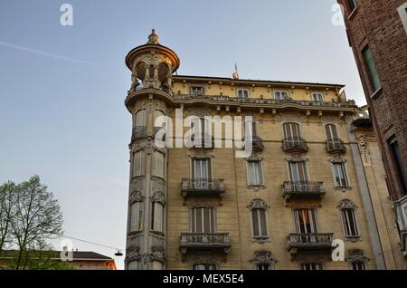 Piemont Turin, Italien, 21. April 2018 im Jugendstil Häuser in Turin: Palazzo del Faro über Palmieri Ecke via Duchessa Jolanda - Neo-Liberty Stil Stockfoto