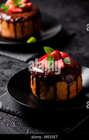 Nahaufnahme eines Vanille und Schokolade Kuchen mit Erdbeeren Stockfoto