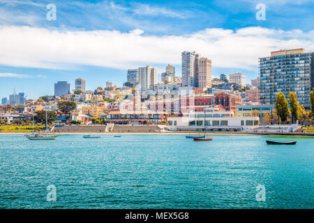 Klassische Ansicht der San Francisco Skyline mit Aquatic Park Historic District an einem schönen sonnigen Tag mit blauen Himmel und Wolken im Sommer, Kalifornien, USA Stockfoto