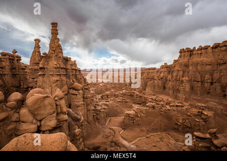 Panorama des schönen inmitten hoodoos Sandstein Felsformationen in Goblin Valley State Park bei einem Sommer Donner, Utah, USA Stockfoto