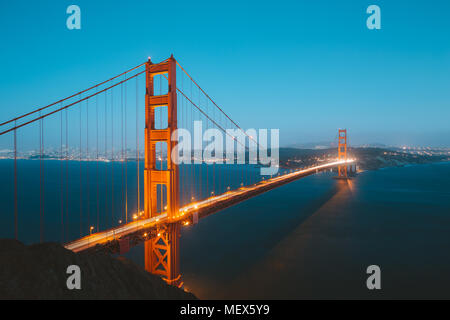 Klassische Panorama der berühmten Golden Gate Bridge gesehen aus Sicht der Batterie Spencer in schönen Beitrag Sonnenuntergang Dämmerung während der blauen Stunde in der Dämmerung in Stockfoto