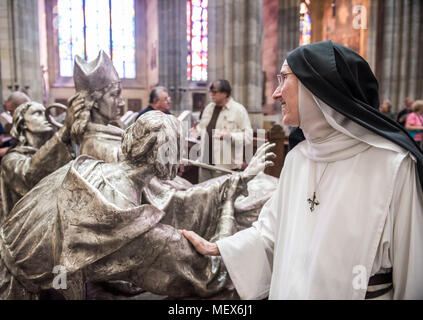 Statue des Hl. Vojtěch (Adalbert), Radim Gaudentius und Radla in St. Vitus Kathedrale in Prag Stockfoto