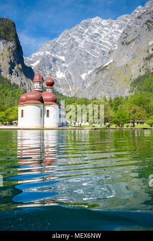 Klassische Panoramablick auf See Konigssee mit weltberühmten Wallfahrtskirche St. Bartholomä und Watzmann an einem sonnigen Tag Stockfoto