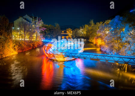 Schönen Blick auf berühmte Grazer Murinsel, eine künstliche schwimmende Insel in der Mitte der Mur bei Nacht beleuchtet, Graz, Steiermark, Österreich Stockfoto