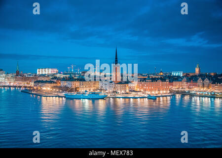 Panoramablick auf den berühmten Stockholmer Stadtzentrum mit historischen Riddarholmen in Gamla Stan, die Altstadt während der Blauen Stunde in der Dämmerung Stockfoto