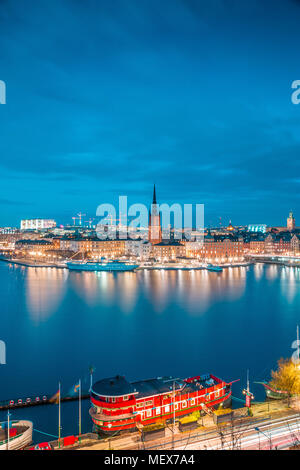 Panoramablick auf den berühmten Stockholmer Stadtzentrum mit historischen Riddarholmen in Gamla Stan, die Altstadt während der Blauen Stunde in der Dämmerung, Sodermalm Stockfoto