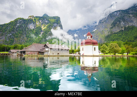 Klassische Panoramablick auf See Konigssee mit weltberühmten Wallfahrtskirche St. Bartholomä und Watzmann an einem schönen Tag im Sommer Stockfoto