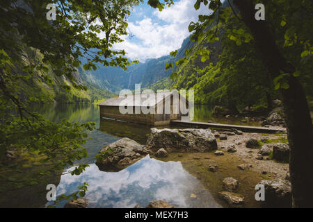 Panoramaaussicht traditionelle alte Holz- Boot Haus an der szenischen Obersee an einem schönen Tag mit blauem Himmel und Wolken im Sommer, Bayern, Deutschland Stockfoto