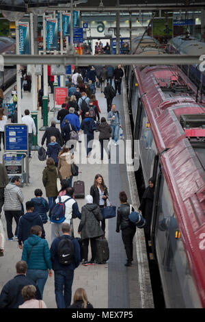 Passagiere Verlassen eines Virgin Trains pendolino am Bahnhof Manchester Piccadilly, die von der Euston angekommen waren. Stockfoto