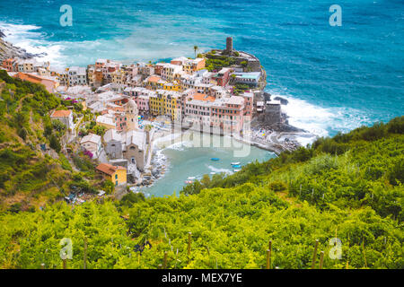 Schöne Aussicht von Vernazza, eines der fünf berühmten Fischer Dörfer der Cinque Terre, Ligurien, Italien Stockfoto