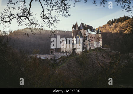 Schönen Blick auf die berühmte Burg Eltz im malerischen golden Morgen bei Sonnenaufgang im Herbst, Wierschem, Rheinland-Pfalz, Deutschland Stockfoto