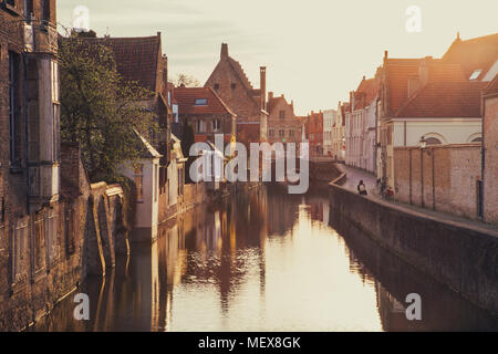 Klassische Ansicht der historischen Stadtmitte von Brügge, die oft als das Venedig des Nordens, in schönen, goldenen Lichter Morgen bei Sonnenaufgang Stockfoto