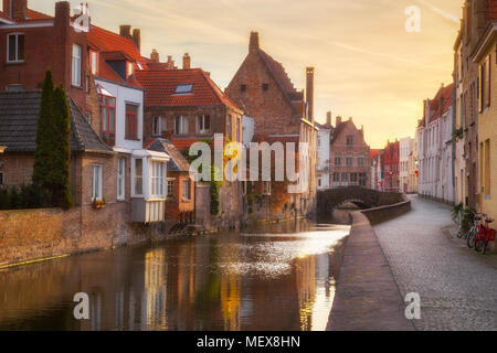 Klassische Ansicht der historischen Stadtmitte von Brügge, die oft als das Venedig des Nordens, in schönen, goldenen Lichter Morgen bei Sonnenaufgang Stockfoto