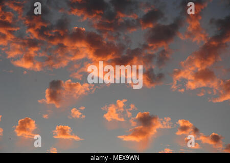 Sonnenuntergang Wolken über den Himmel treiben wie der Tag wird zur Nacht Stockfoto