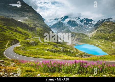 Wunderschöne Aussicht auf kurvenreichen Pass Road in den Alpen mit Gipfeln, Gletschern, Seen und grünen Wiesen mit blühenden Blumen im Sommer Stockfoto