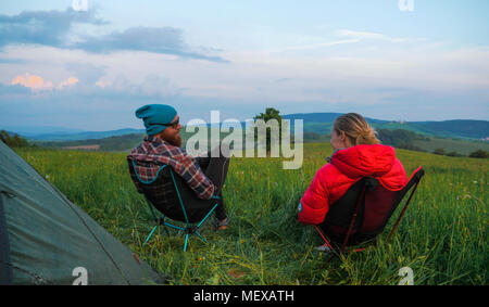 Im freien Paar (Mann und Frau) sitzt vor einem Zelt auf Camping Stühle Stockfoto