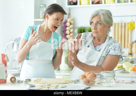 Mutter und Tochter kochen Stockfoto