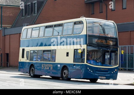 Ein Stagecoach Bus in retro Stratford Blue livery, Stratford-upon-Avon, Großbritannien Stockfoto