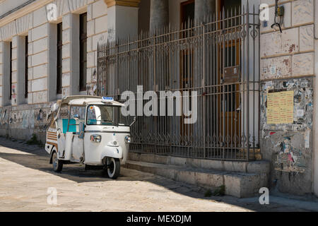 Eine weiße Piaggio Ape Calessino tour Taxi außerhalb einer High School Gebäude in Palermo, Sizilien, Italien geparkt. Das Gebäude ist das "Liceo Classico Vittorio Stockfoto