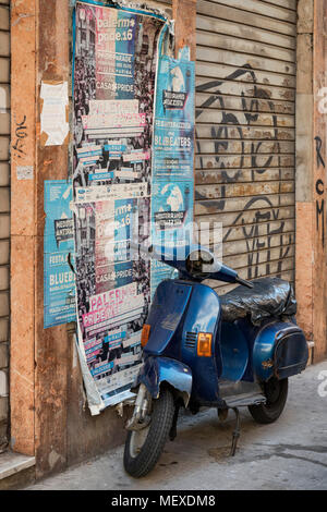 Einen alten blauen Vespa Roller, keine Scheinwerfer und viel Schaden, in den Gassen von Palermo, Sizilien, Italien geparkt Stockfoto