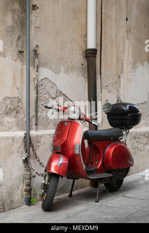 Eine alte rote Vespa Roller mit Top Box auf einer Straße in Palermo, Sizilien, Italien geparkt Stockfoto