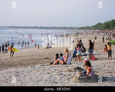 Strand von Kuta, Bali - 30. SEPTEMBER 2007: Einheimische und toustists auf überfüllten Strand von Kuta auf Bali ein beliebtes Reiseziel. Stockfoto