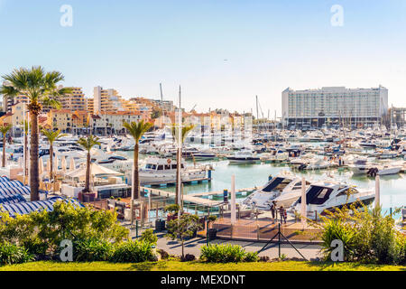 Marina voll von luxuriösen Yachten in touristischen Vilamoura, Quarteira, Algarve, Portugal Stockfoto