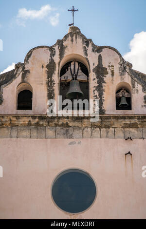 Der Glockenturm auf der Oberseite der Kirche Chiesa del Purgatorio, Cefalu, Sizilien, Italien. Stockfoto