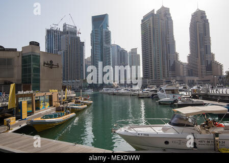 Ein stadtbild Blick auf die hohen Gebäude in der Umgebung der Dubai Marina mit Booten in den Vordergrund günstig Stockfoto