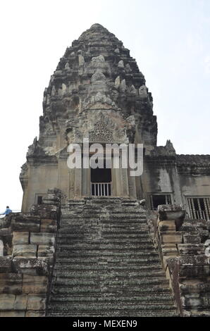 Eine gewölbte Tempel mit einer Treppe zu Angkor Wat Siem Reap Kambodscha Asien Stockfoto